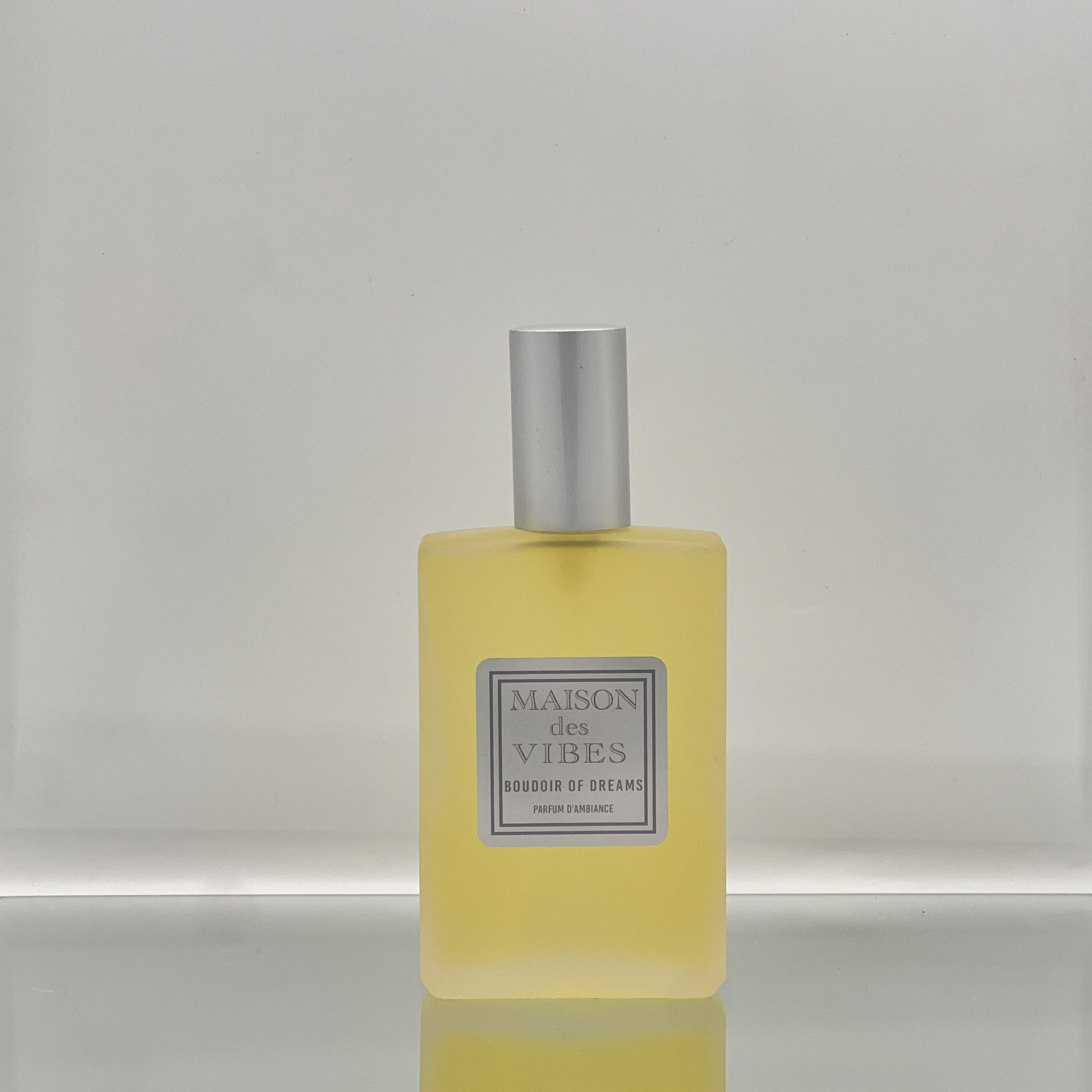 Maison des Vibes BOUDOIR OF DREAMS ROOM SPRAY. NOTES Top: Pear, Bergamot Heart: Jasmine, Vanilla Base: Frankincense, Myrrh. BOUDOIR OF DREAMS elevates any space into a haven of romance and allure. Let the seductive blend of fragrances embrace you and your surroundings, setting the scene for unforgettable moments.